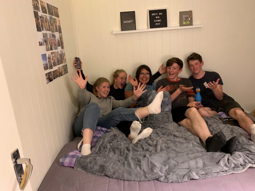 "Fellesrom" på Reiduns enerom, mange på besøk.