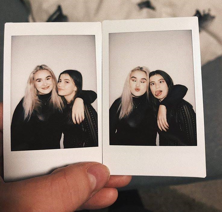 Bilde av to polaroidbilder med to jenter på