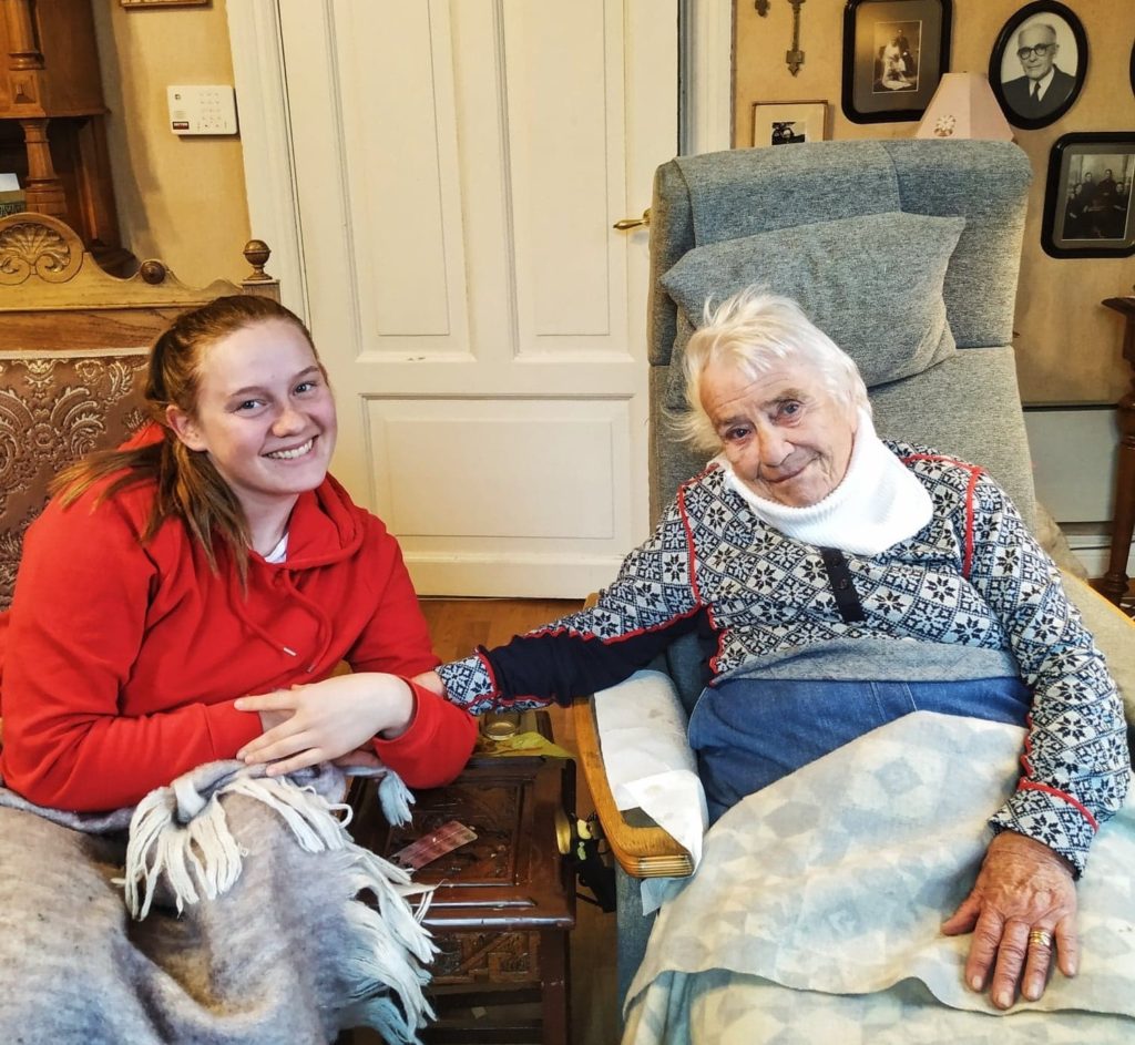 Karina og bestemor sammen