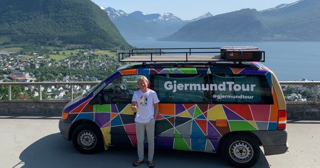 Gjermund foran bilen, utsikt
