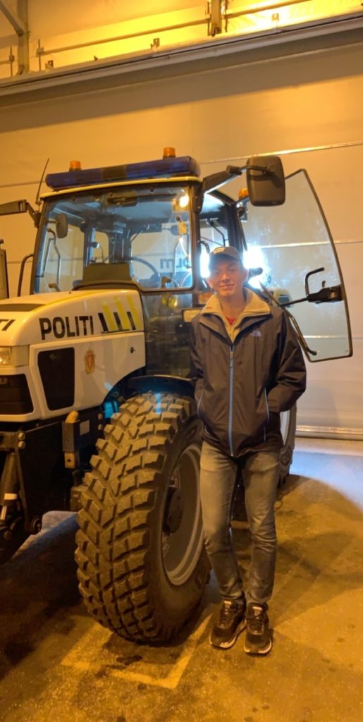 Martin foran polititraktor