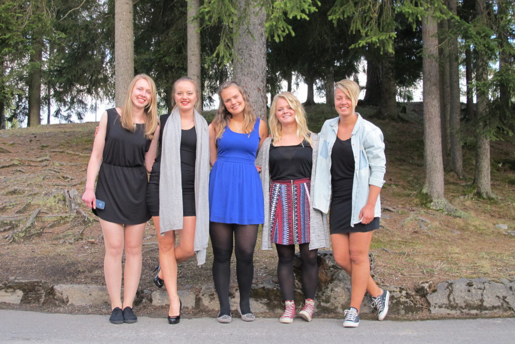 fem jenter, venner, Hedmarktoppen folkehøyskole