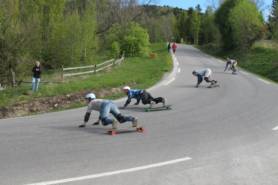 longboard flere elever på brett ned en bakke