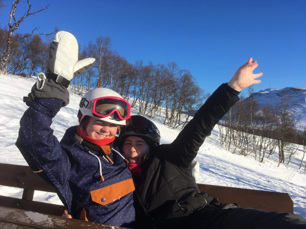 ski, slalåmbakke, hendene i været