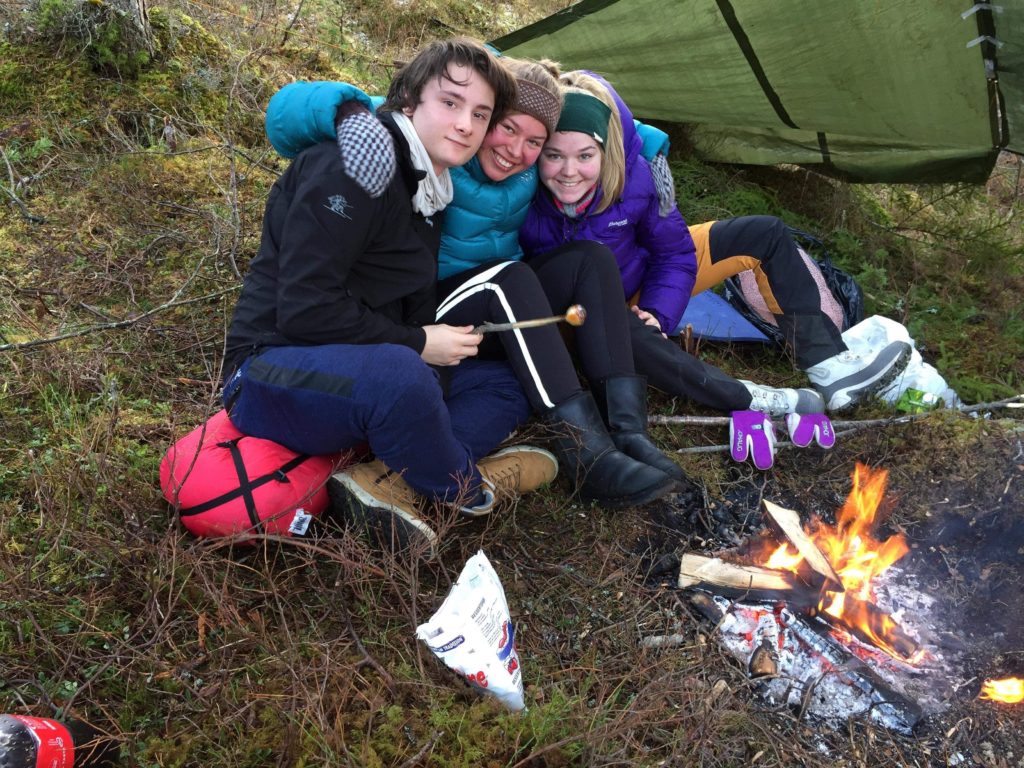 bål, kristine og to medelever