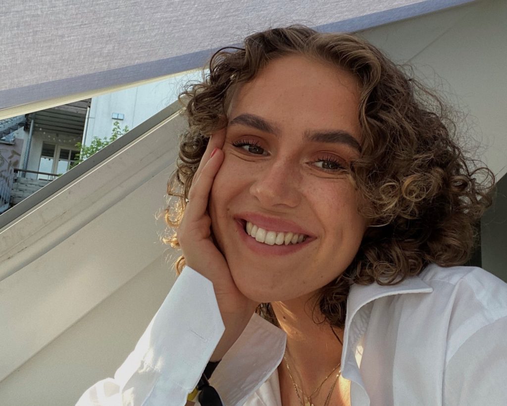 Thea Marie Dalen, portrett, smil