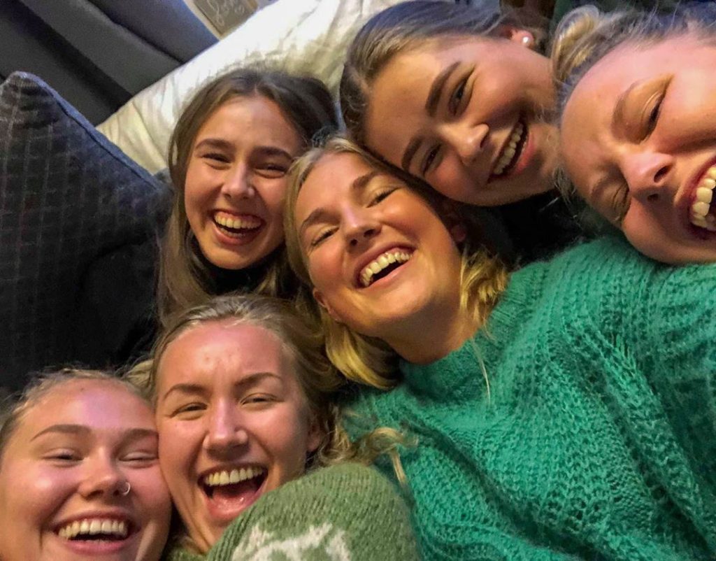 Folkehøgskolene er et sosialt skoleslag og akkurat i år er det ekstra mange som ønsker seg dette. Det kan derfor være lurt å søke tidlig. Bilde: Aashild Aarsvoll, Hedmarktoppen folkehøgskole