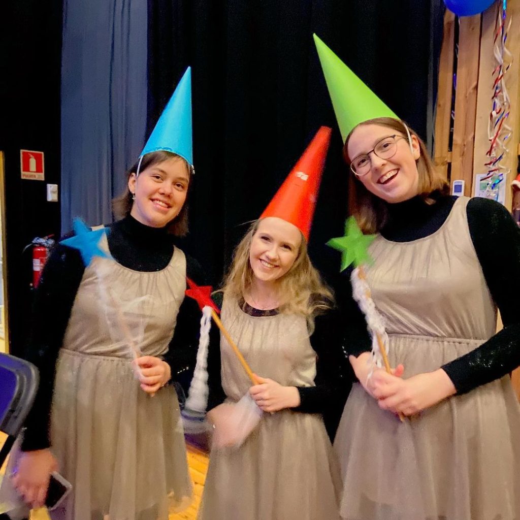 I år kan det nesten oppleves som at man trenger noen snille feer til å hjelpe med å ta valg for høsten. Her er det fra karnevalsfest på Manger folkehøgskule. Bilde: @mangerfhselev