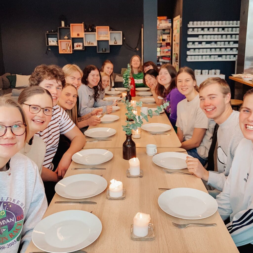 Gruppe med elever rundt bord